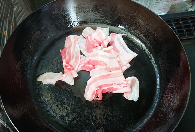 豚バラ肉をフライパンで炒める