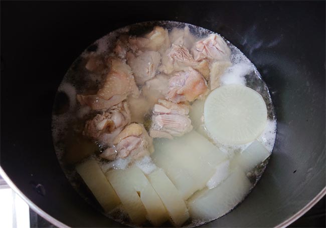 お鍋に鶏肉と大根を入れる