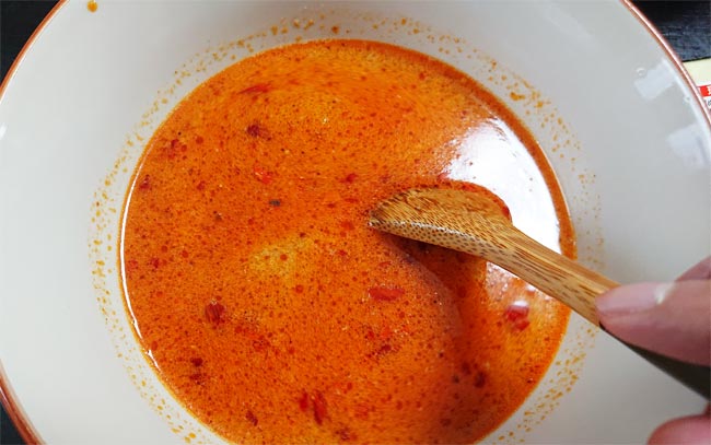 日清の辣椒担々麺　スープと熱湯をよく混ぜる