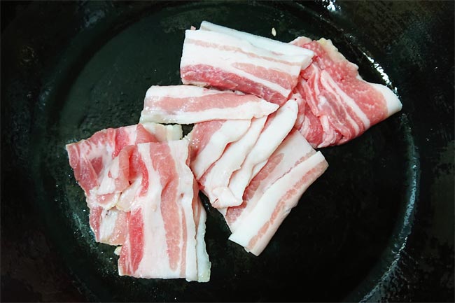 フライパンで豚バラ肉を炒める