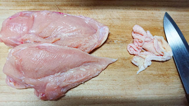 鶏むね肉から皮と余分な脂を取り除く