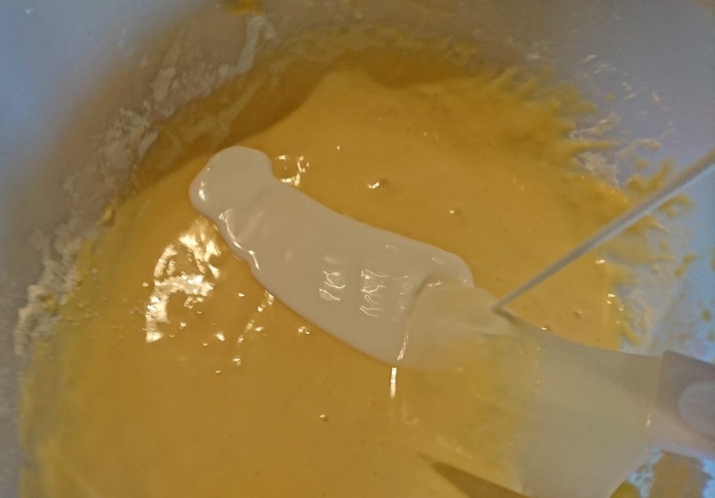 ホットケーキミックス粉に卵と牛乳を入れる