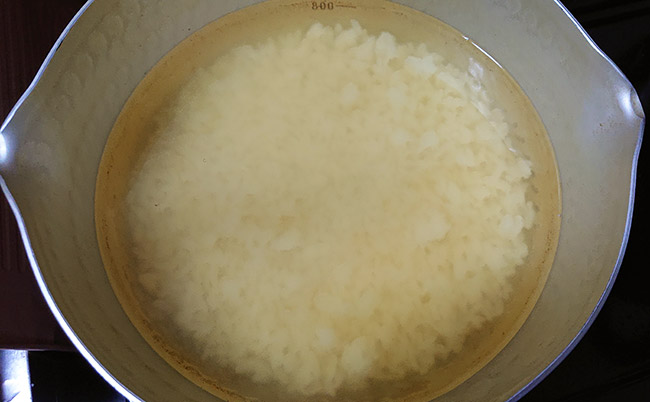 出汁の中にお米を入れる