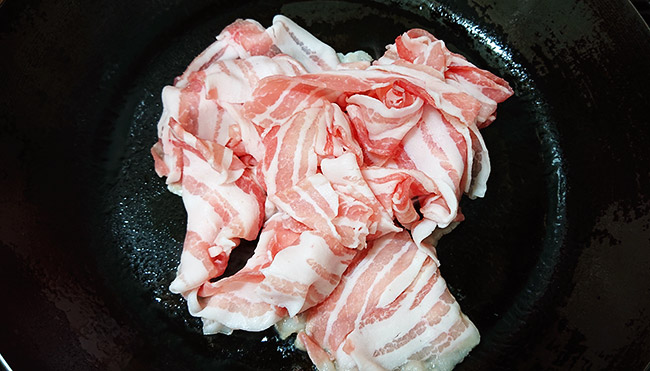 フライパンで豚バラスライスを炒める