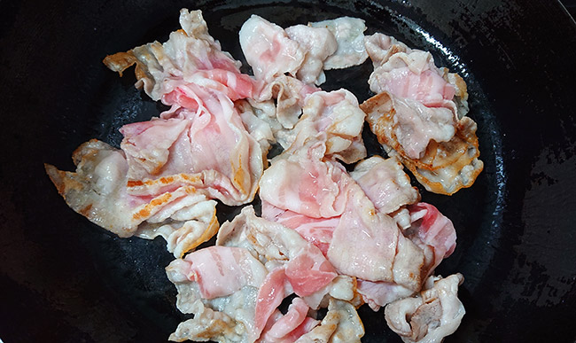 フライパンで豚バラスライスを炒める