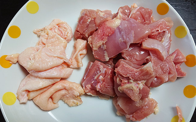 鶏もも肉を皮と身に切り分ける