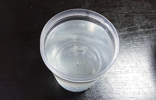 耐熱プラスチック容器に飽和食塩水を入れる