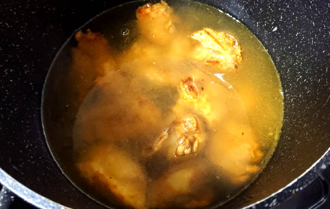 鶏もも肉をお鍋で煮込む