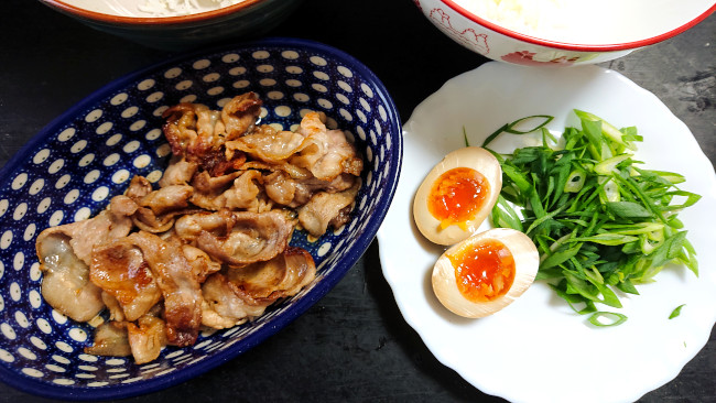 ラーメンのトッピング　煮卵　豚バラ　九条ネギ