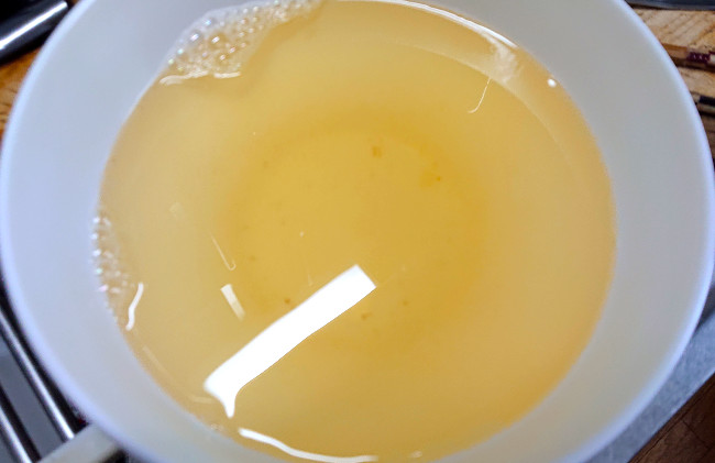 煮干しで出汁を取る