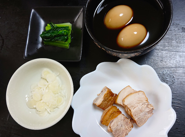 煮卵　チャーシュー　小松菜　ネギ
