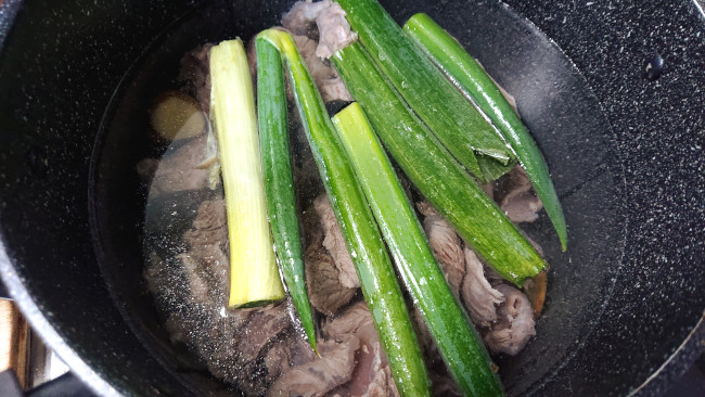 牛すじ肉の下茹で