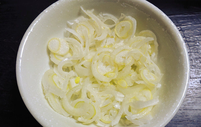 別途用意したネギを乗せて黒コショウをふったら