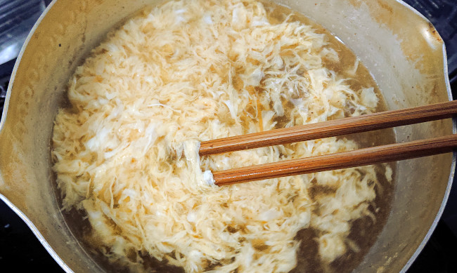 沸騰した所に溶き卵を加えて混ぜる