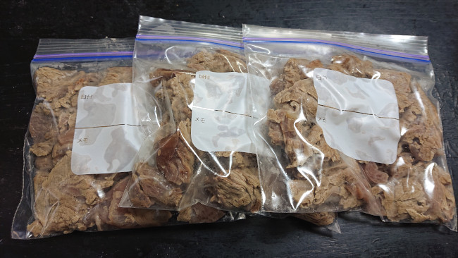 下茹でした牛すじ肉を切り分けて冷凍保存