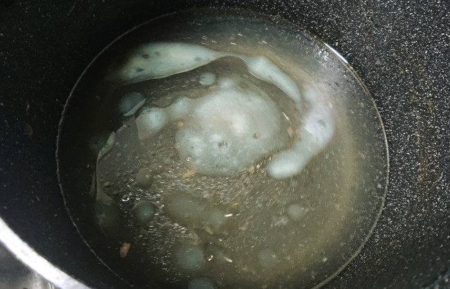 牛すじ肉を下茹でしたゆで汁