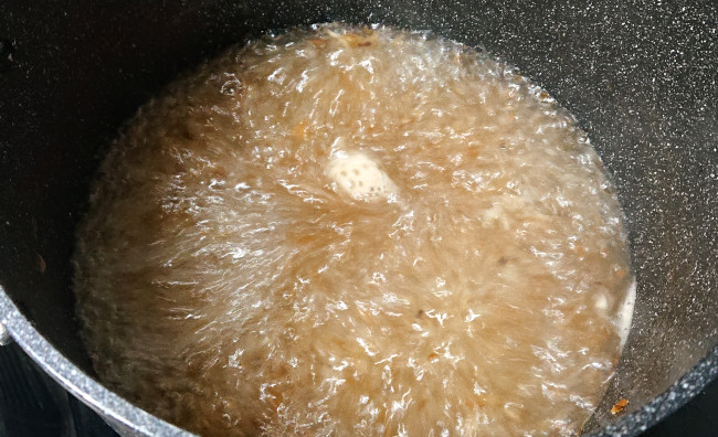 煮干しで出汁を取る