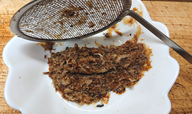 煮干しの出し殻を取り出す