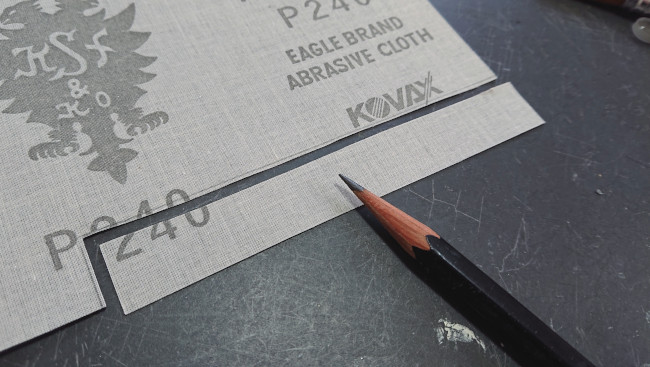 紙やすりをカットして(よれよれだけど大丈夫)