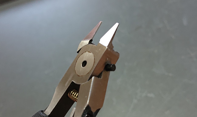 黒いストッパーの効果でこれ以上開かない