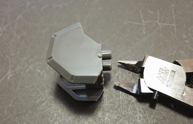 まずは片刃ニッパーで、ゲートを少し残してカット。