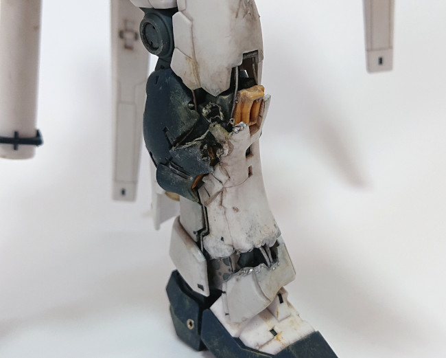 RGニューガンダム 脚部のダメージ部分