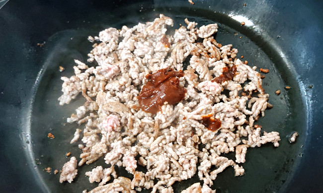 フライパンにマーラージャンを加える