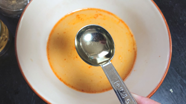 分量のお湯で溶いたスープにお酢を入れる