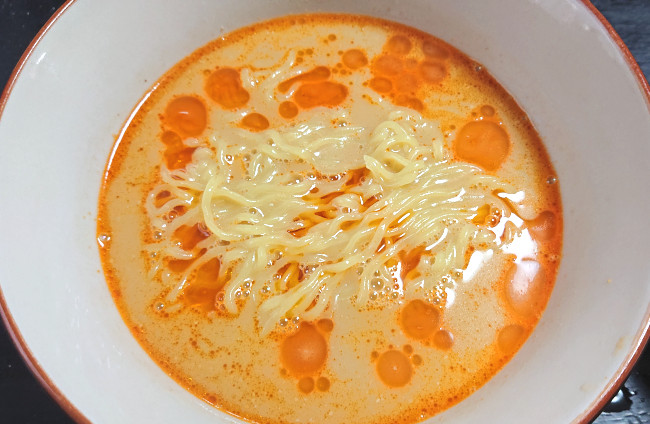 スープにラー油を投入!