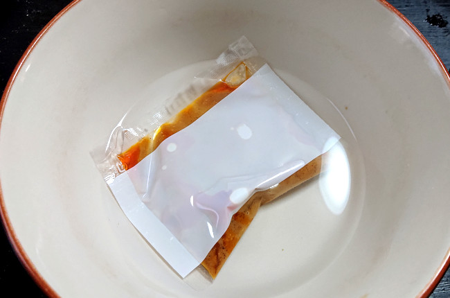 お椀をお湯で温めておく