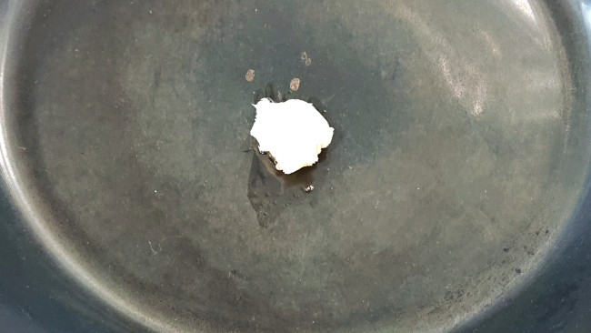 フライパンにラードを入れる