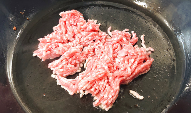 フライパンでひき肉を炒める