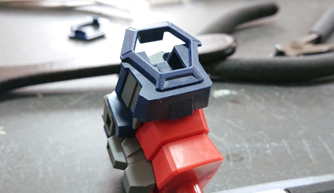 HGUC 1/144 Ξ（クスィー）ガンダム　胸パーツの合わせ目