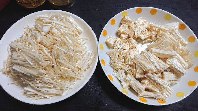 エノキタケを切りそろえる