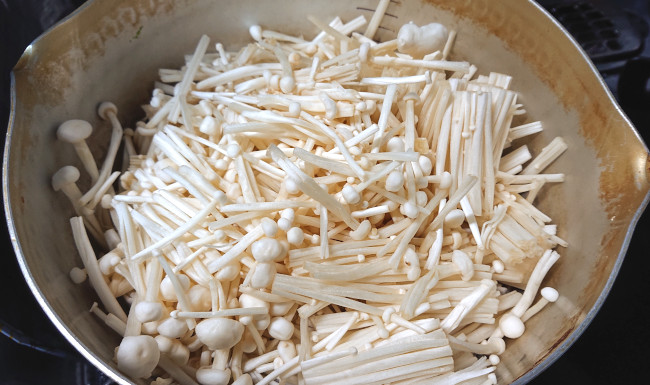 鍋にえのきを入れる