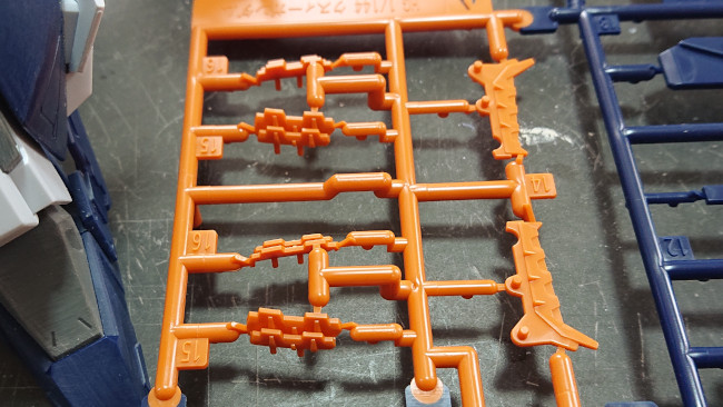 HGUC 1/144 Ξ（クスィー）ガンダム　オレンジ色のランナー