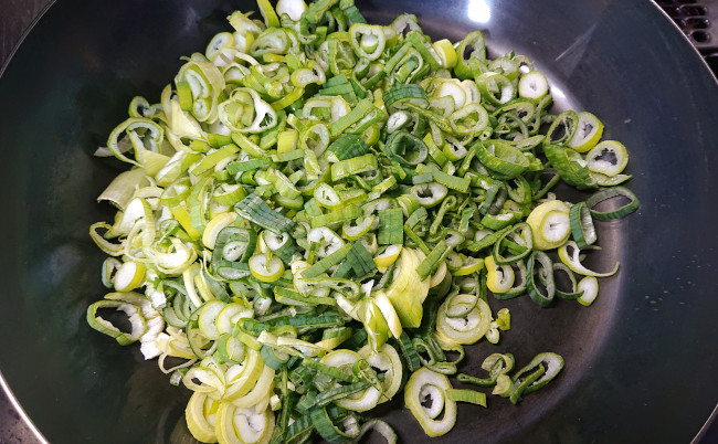 長ネギを小口切りに