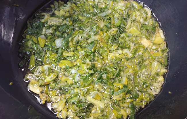 長ネギを油で揚げていく