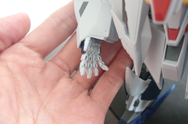 HGUC 1/144 Ξ（クスィー）ガンダム　手のひら