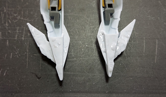 肉抜き穴にランナーパテを充填