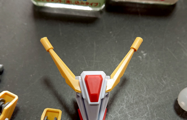 HGクスイーガンダム　胸のアンテナの鋭利化