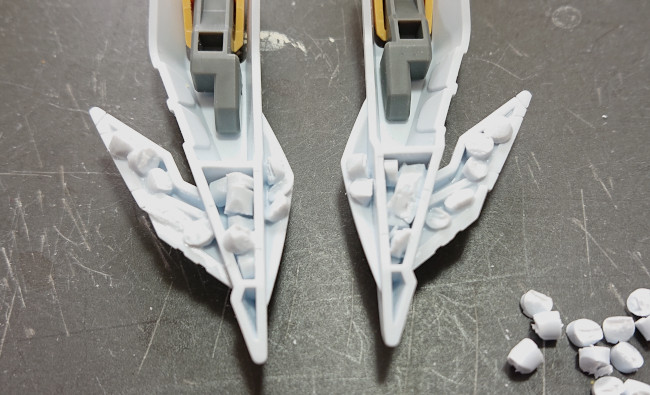 白色ランナーで埋める