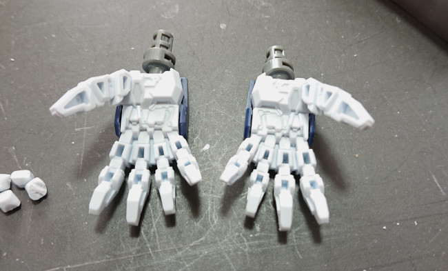 HGクスイーガンダム　手のひらパーツの肉抜き穴