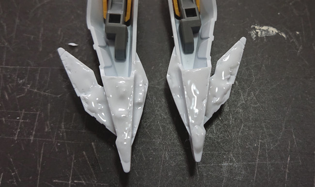 肉抜き穴にランナーパテを充填