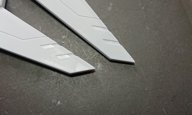 HGUC 1/144 Ξ(クスィー)ガンダム背部 羽パーツの先 鋭利化