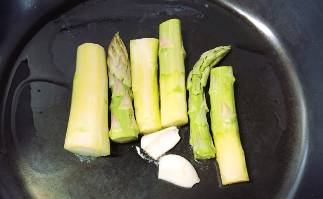 アスパラとニンニクを炒める