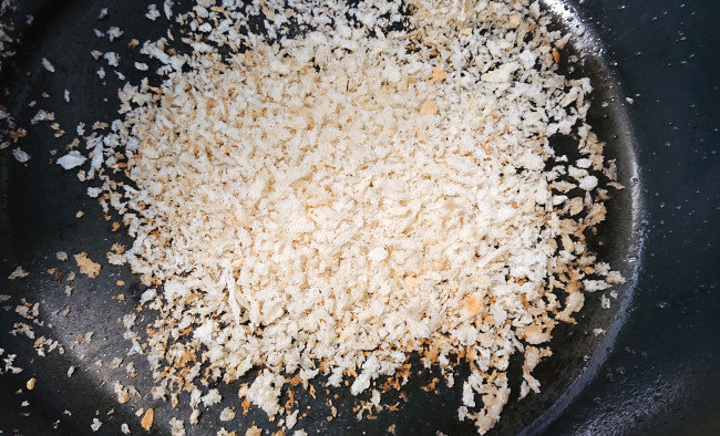 パン粉を炒めていく