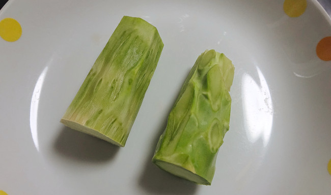 ブロッコリーの茎　皮を剥いたところ