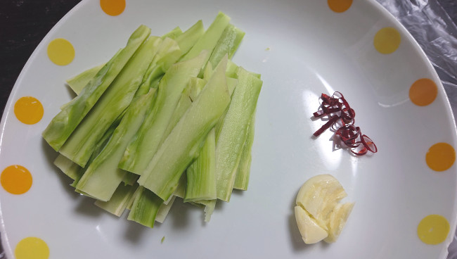 ブロッコリーの茎　ニンニク　乾燥唐辛子