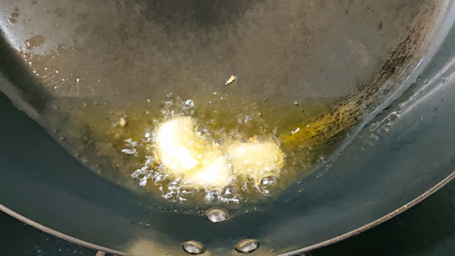 オリーブオイルにニンニクの香りを移す